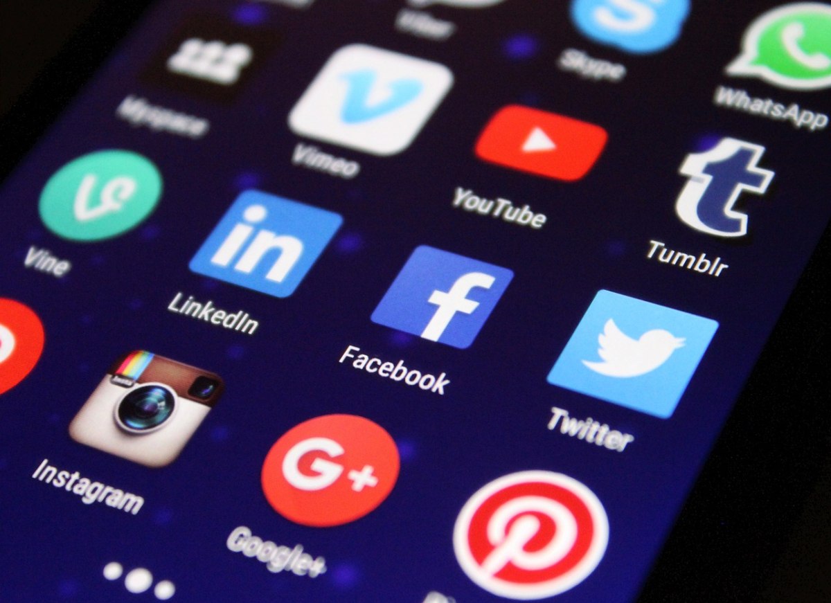 Τα social media υποχωρούν σε αξιοπιστία και τη θέση τους παίρνουν τα podcast