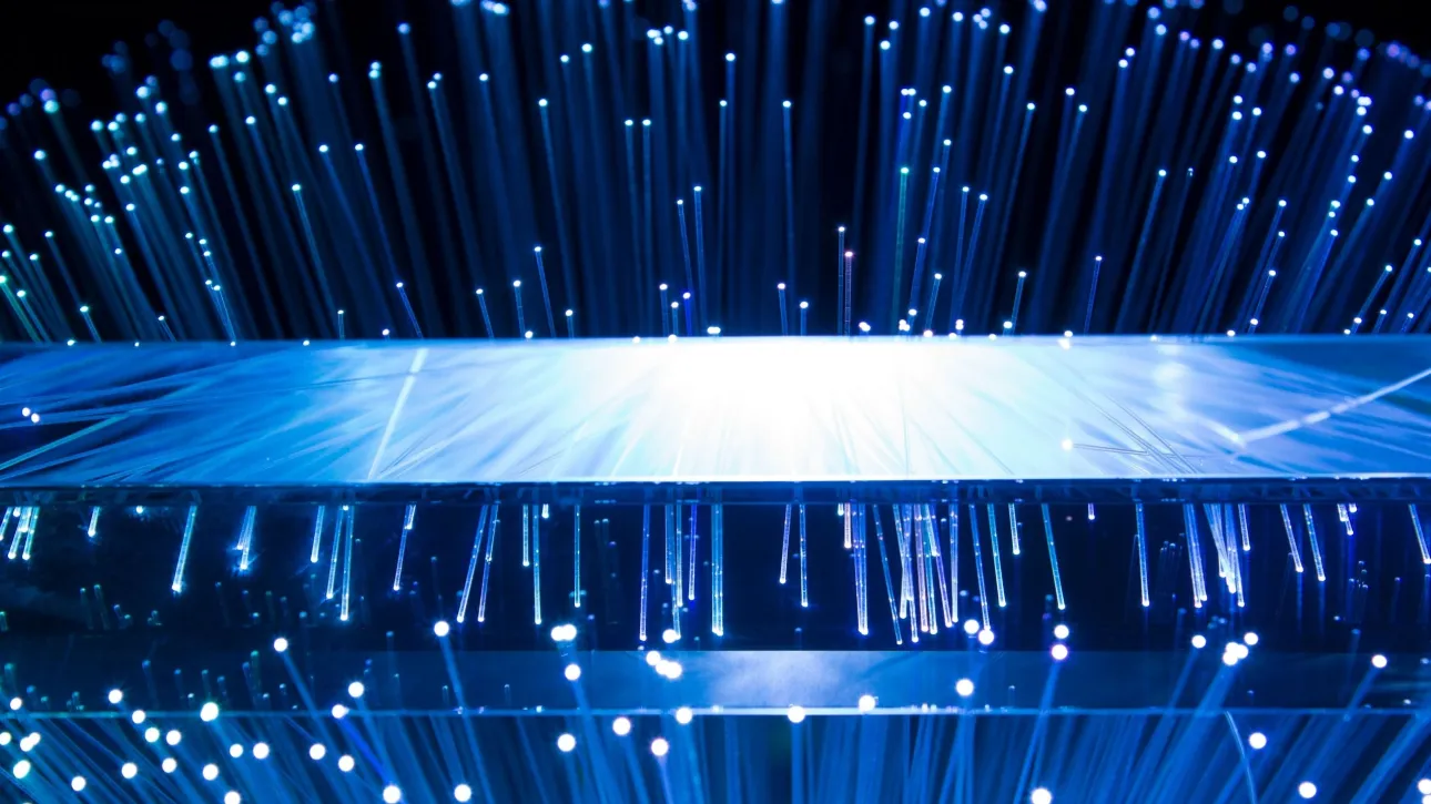 AI and Telecom Networks: How Artificial Intelligence Is Redefining Connectivity Architecture